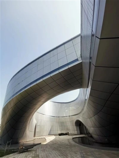 Hliníkový strop 2,0 mm Nepravidelné děrování Hliníková dýha Modelování města Guangzhou Tianhe